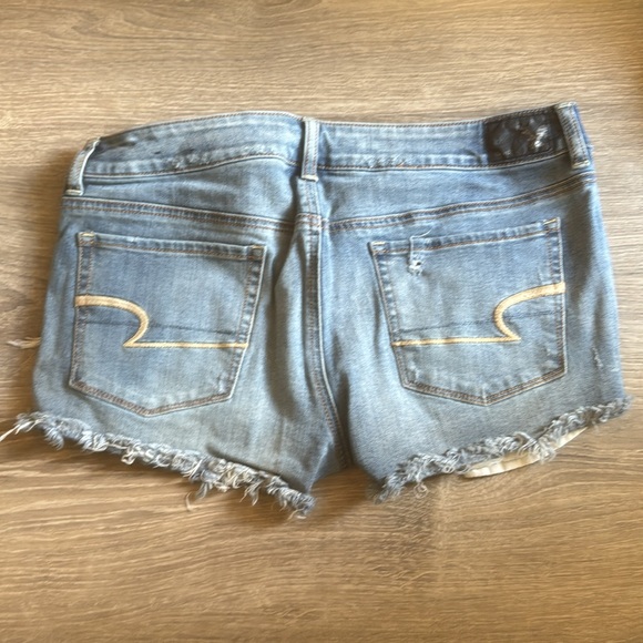 American Eagle shortie super stretch jean shorts with blue crochet pockets - Picture 2 of 2
